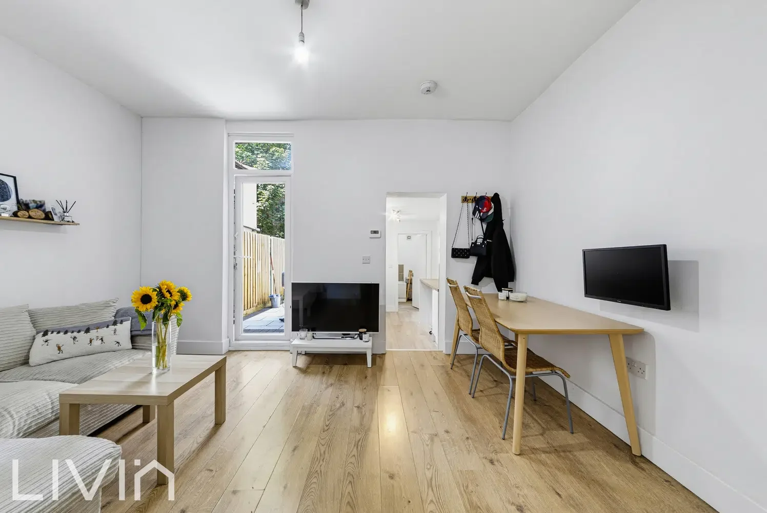 Flat Maple Road in Greater London