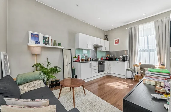 Flat Kings Avenue in Greater London