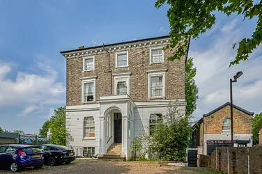 Flat Kings Avenue in Greater London