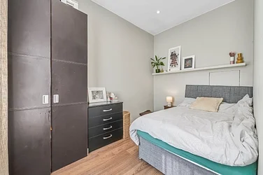 Flat Kings Avenue in Greater London
