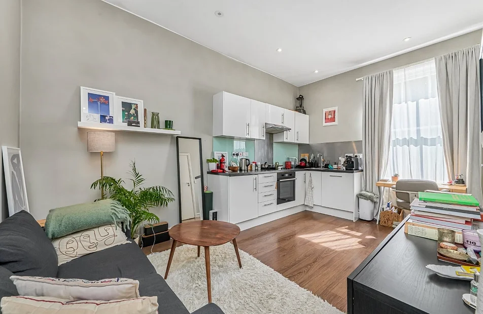 Flat Kings Avenue in Greater London
