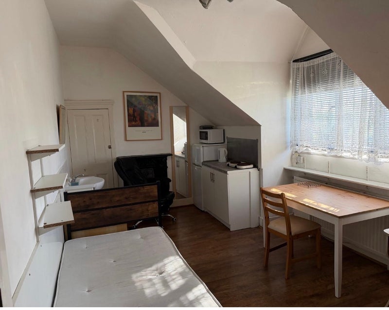 Room The Avenue in Greater London