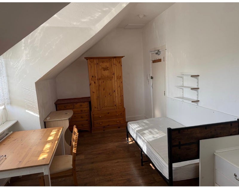 Room The Avenue in Greater London