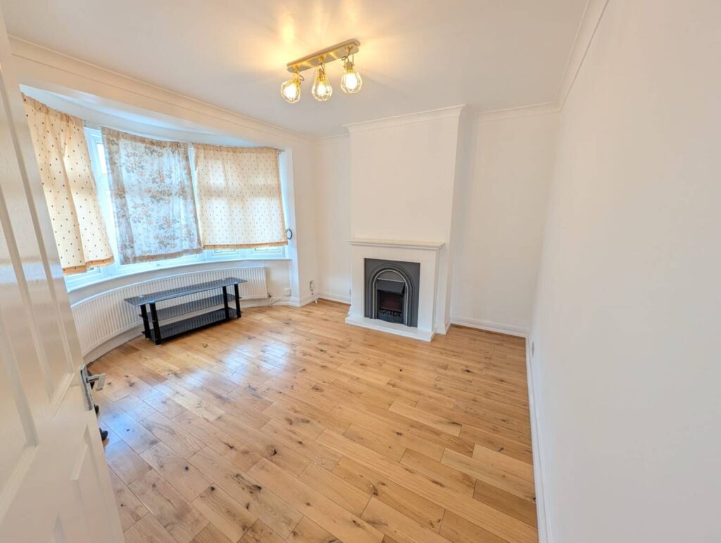 Flat West Way in Greater London