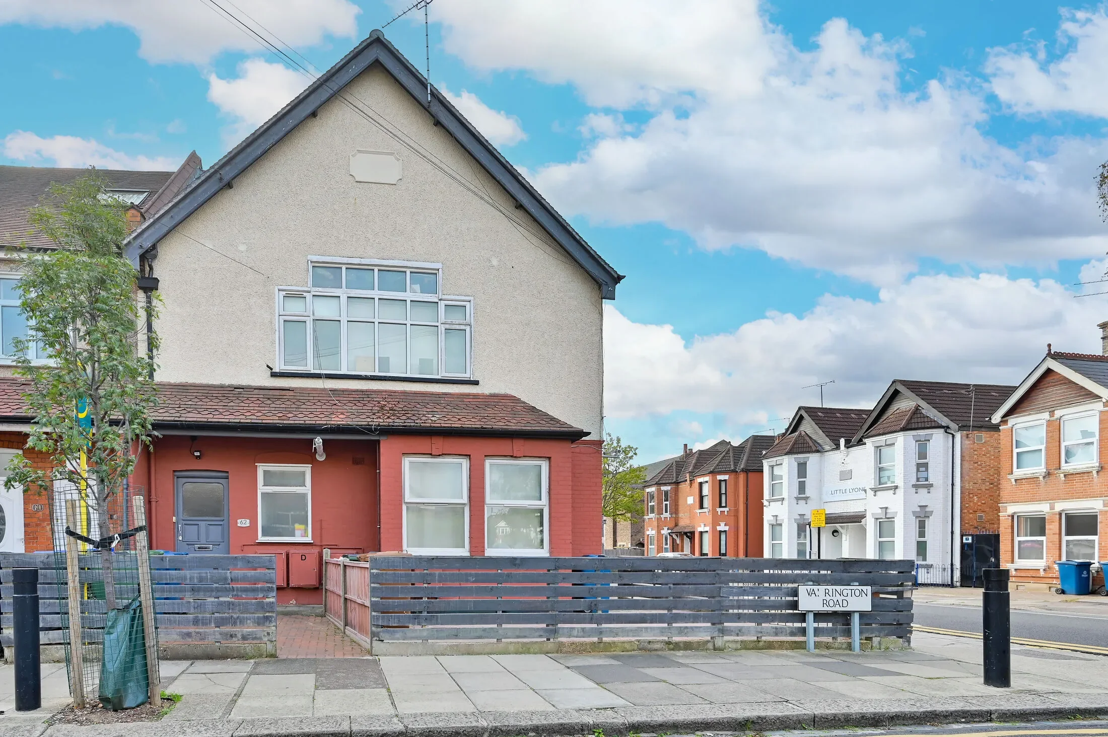 Flat Warrington Road in Greater London