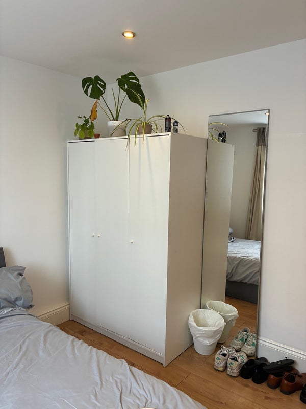 Room Pinchin Street in Greater London