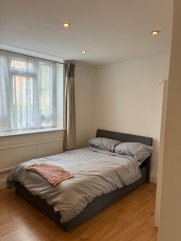 Room Pinchin Street in Greater London