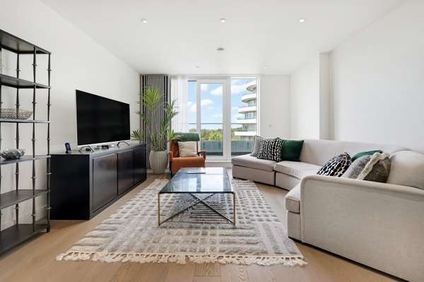 Flat Queenstown Road in Greater London