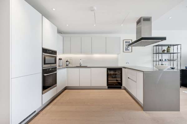 Flat Queenstown Road in Greater London