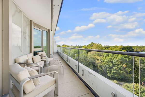 Flat Queenstown Road in Greater London
