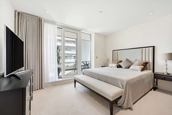 Flat Queenstown Road in Greater London