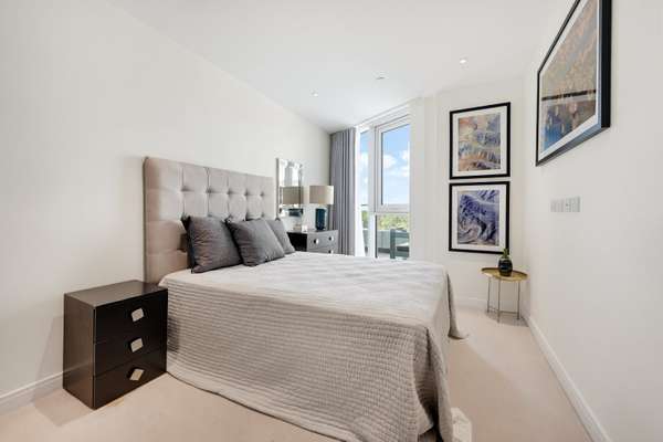 Flat Queenstown Road in Greater London