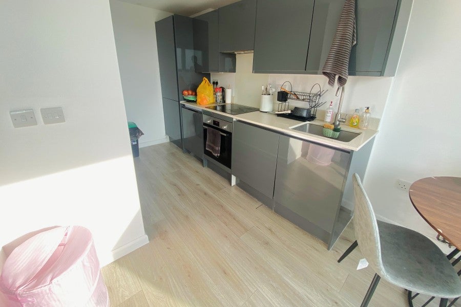 Flat Chertsey Road in Woking