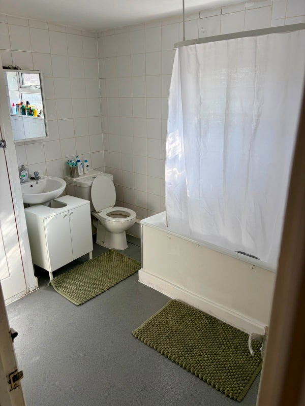 Room Markhouse Road in Greater London