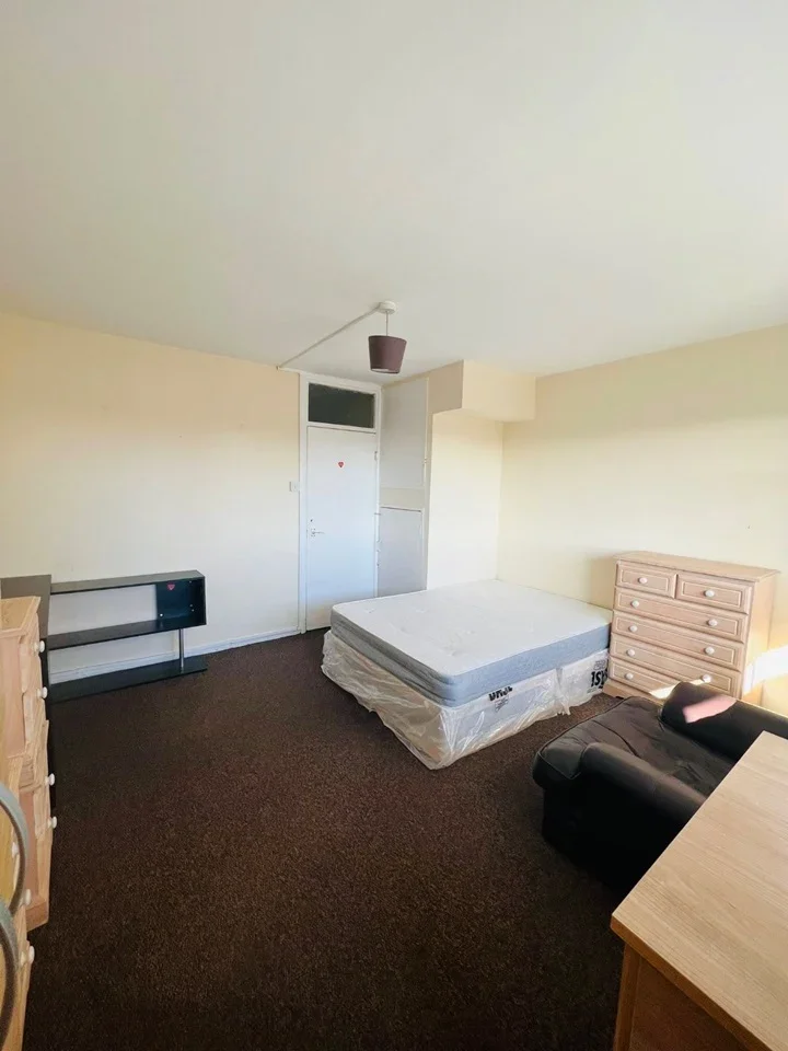 Room St Albans Terrace in Greater London