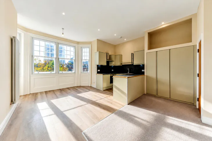 Flat Eton Avenue in Greater London