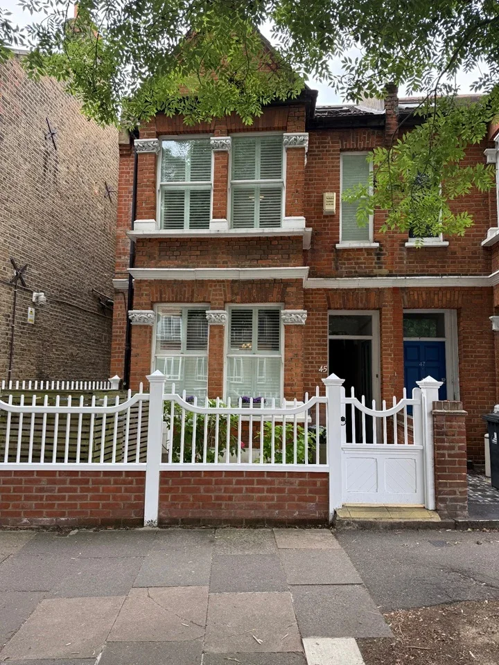 House Southfield Road in Greater London