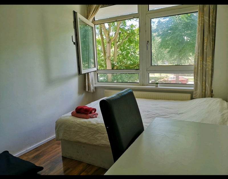 Room Manchester Road in Greater London