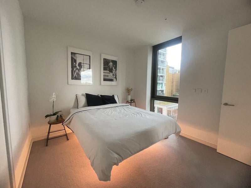 Room Eastfields Avenue in Greater London