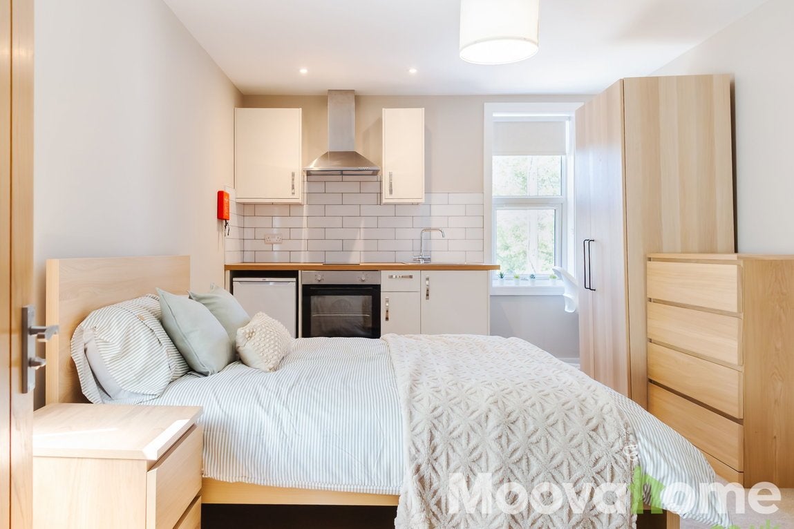 Room Groundwell Road in Swindon