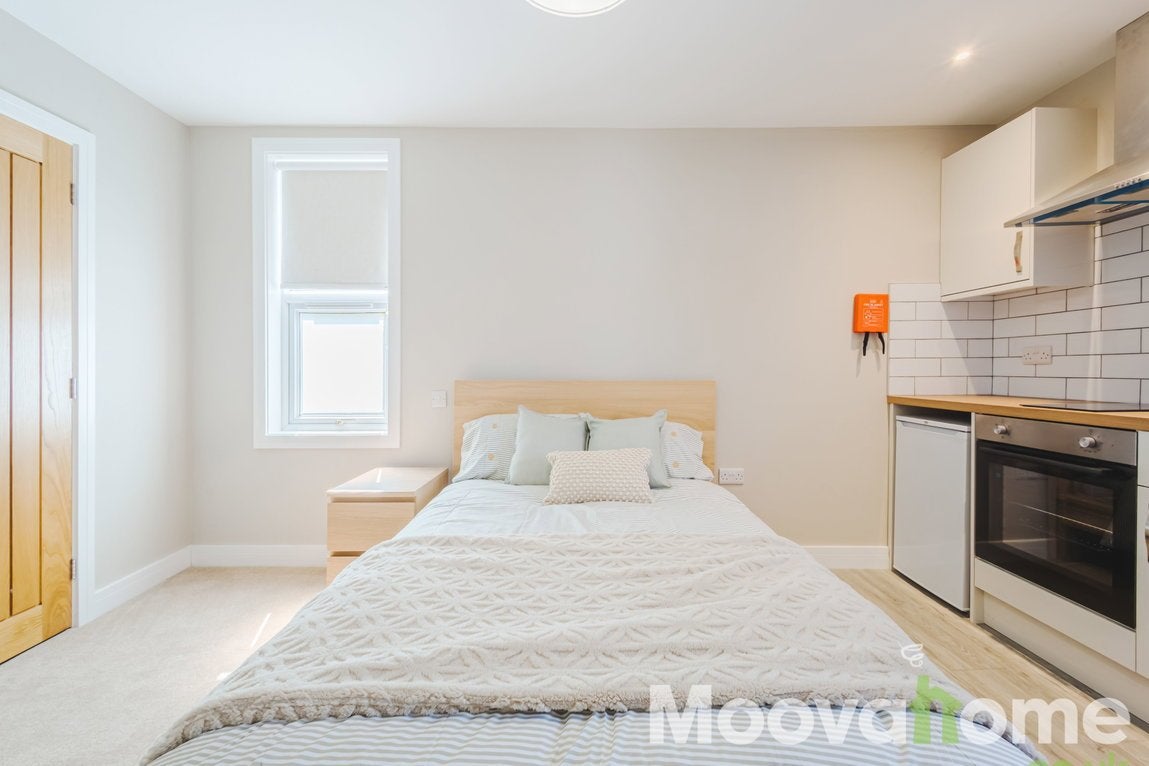 Room Groundwell Road in Swindon