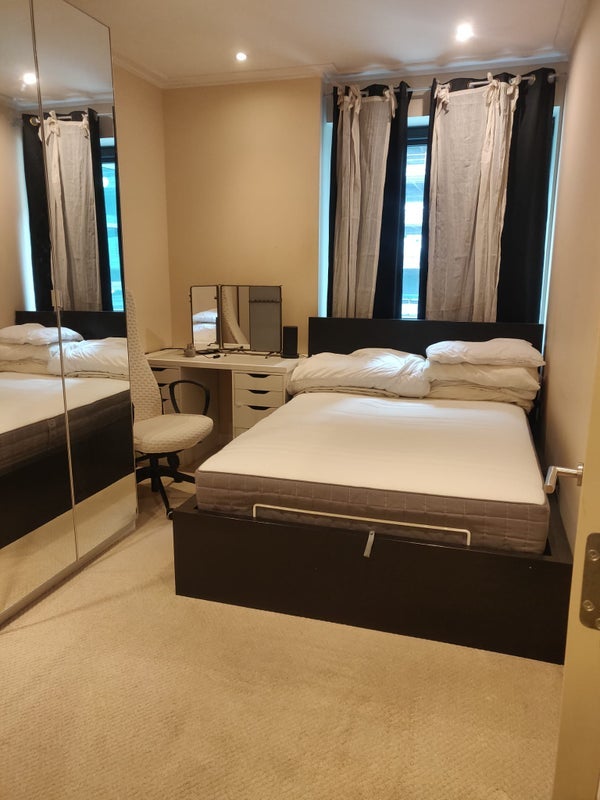 Room South Quay Square in Greater London