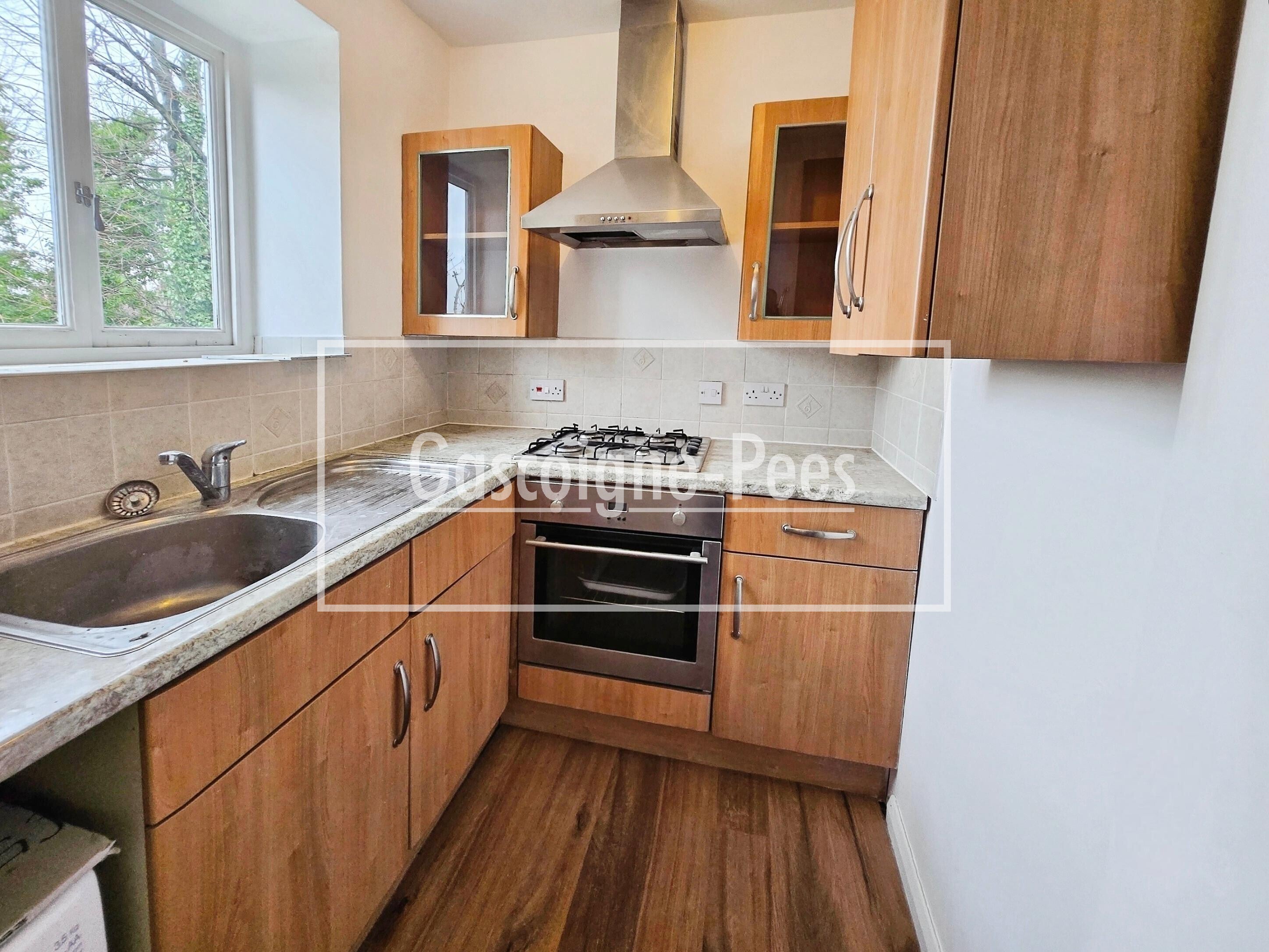 Flat Kirkleas Road in Greater London