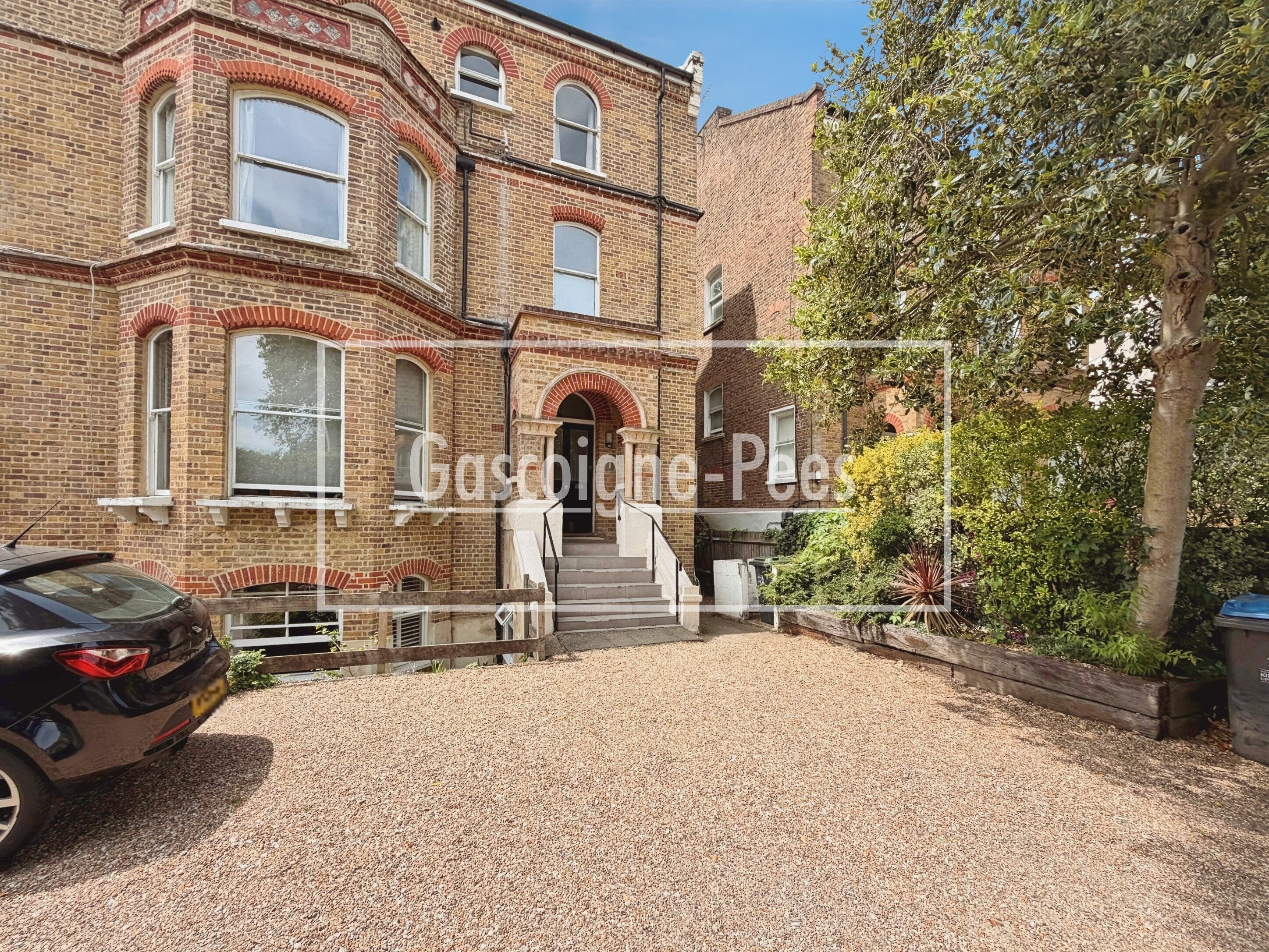 Flat Kirkleas Road in Greater London