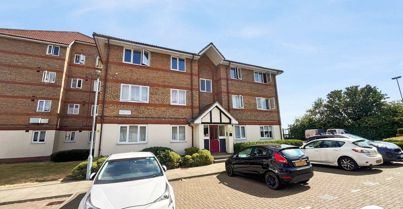 Flat Chandlers Drive in Greater London