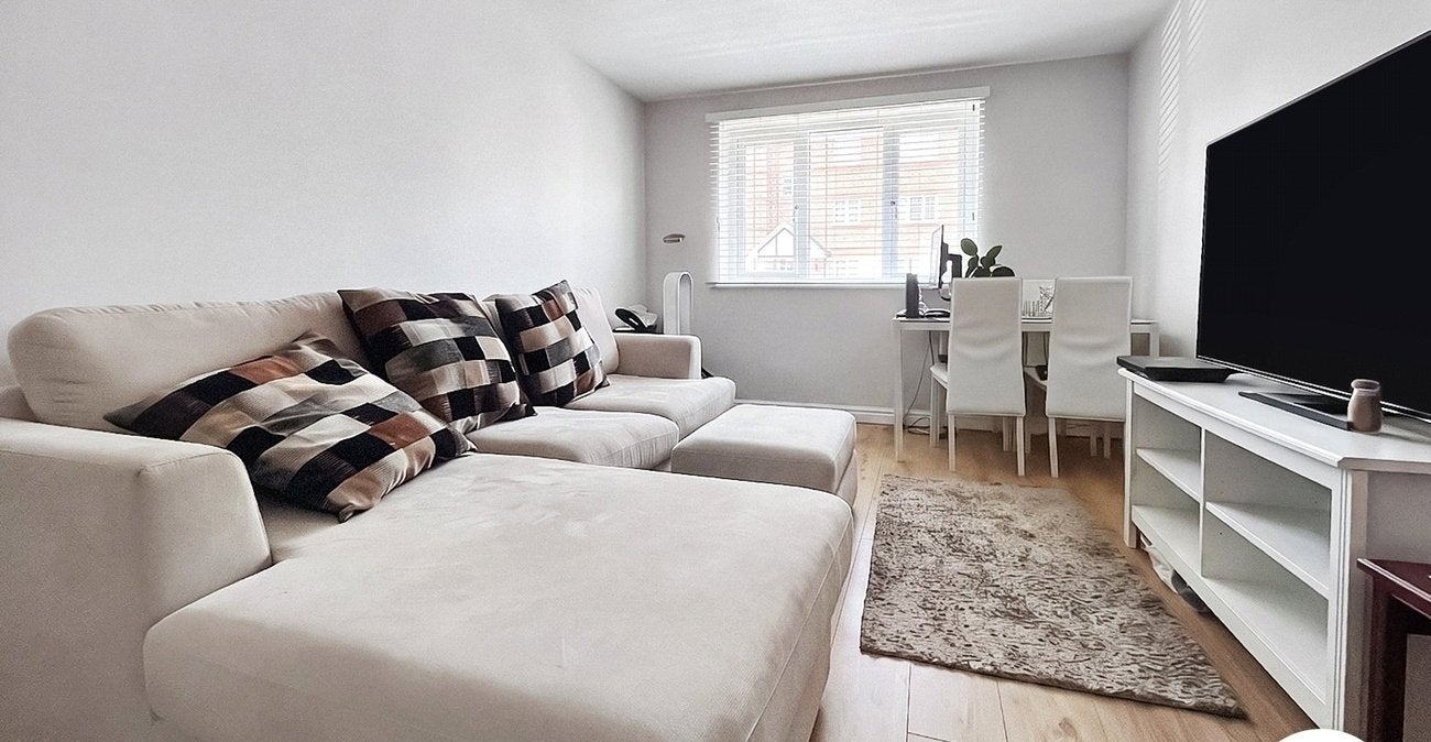 Flat Chandlers Drive in Greater London