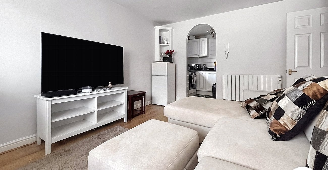 Flat Chandlers Drive in Greater London