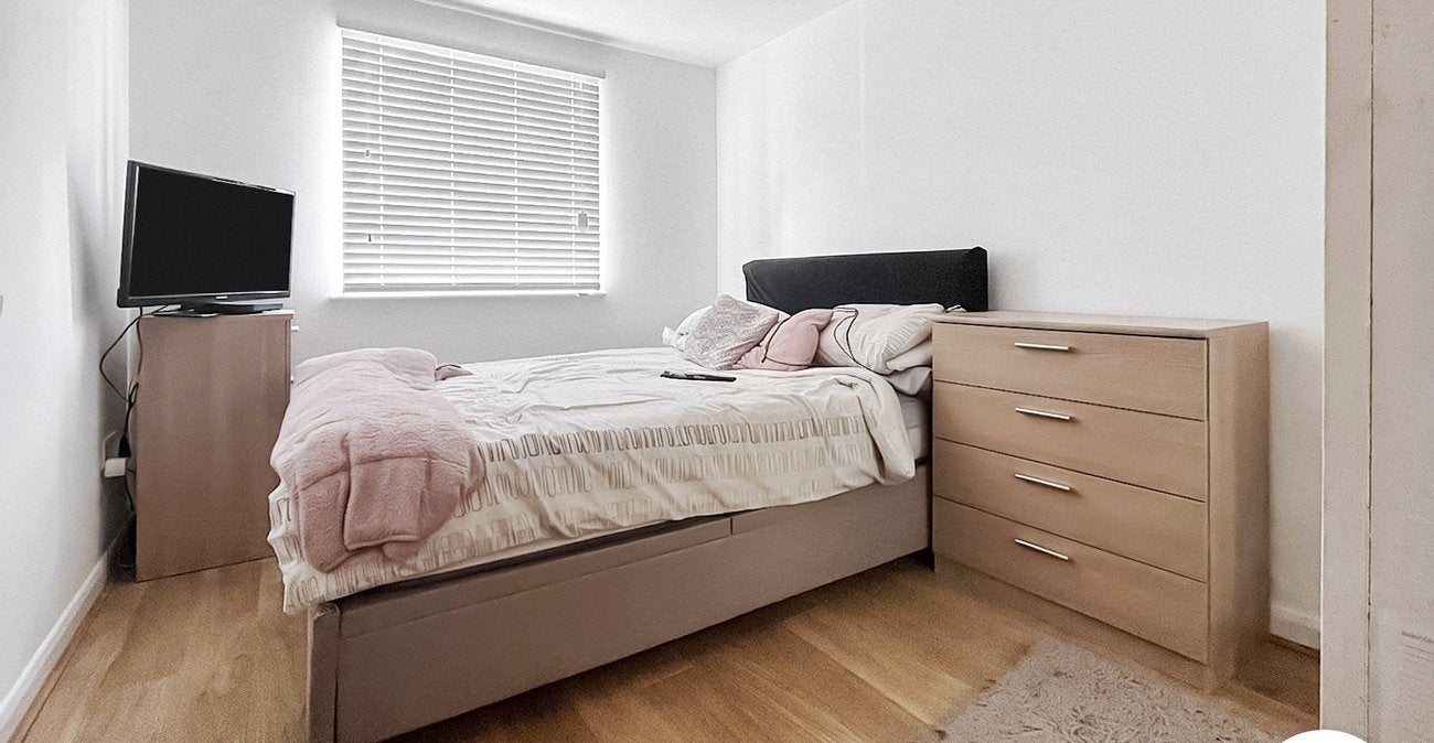 Flat Chandlers Drive in Greater London