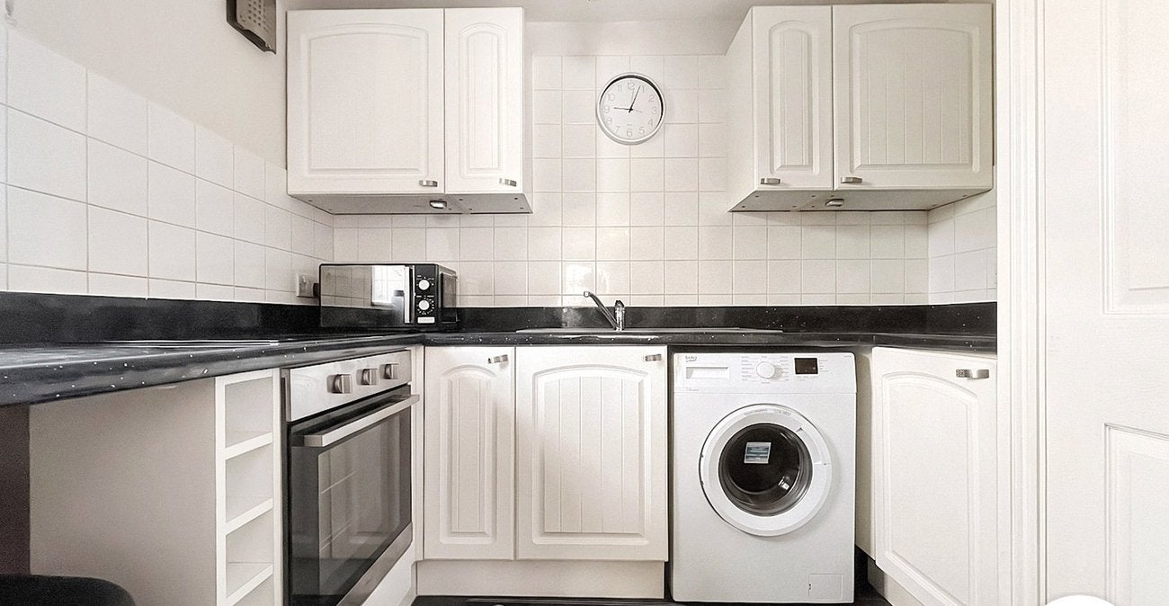 Flat Chandlers Drive in Greater London