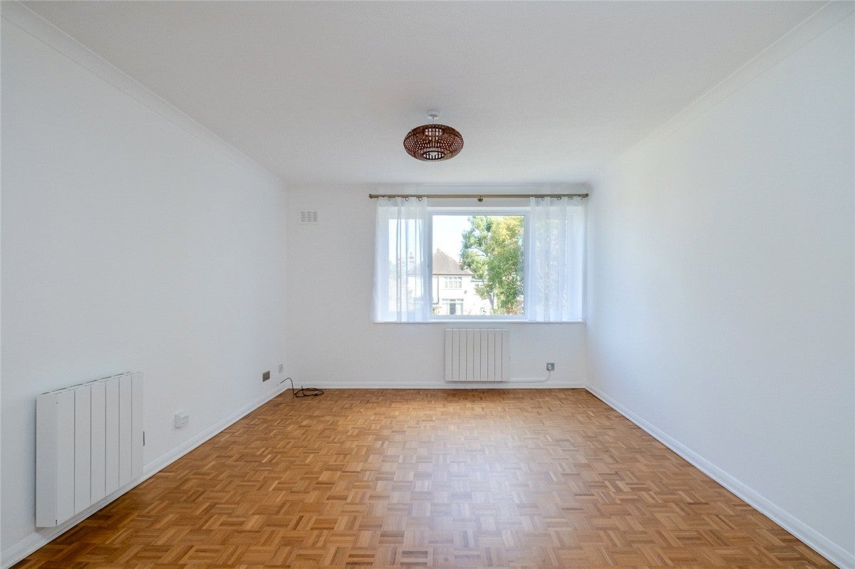 Flat Woodfield Grove in Greater London
