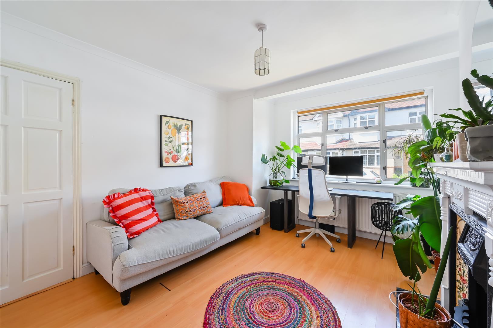 Flat Kimble Road in Greater London