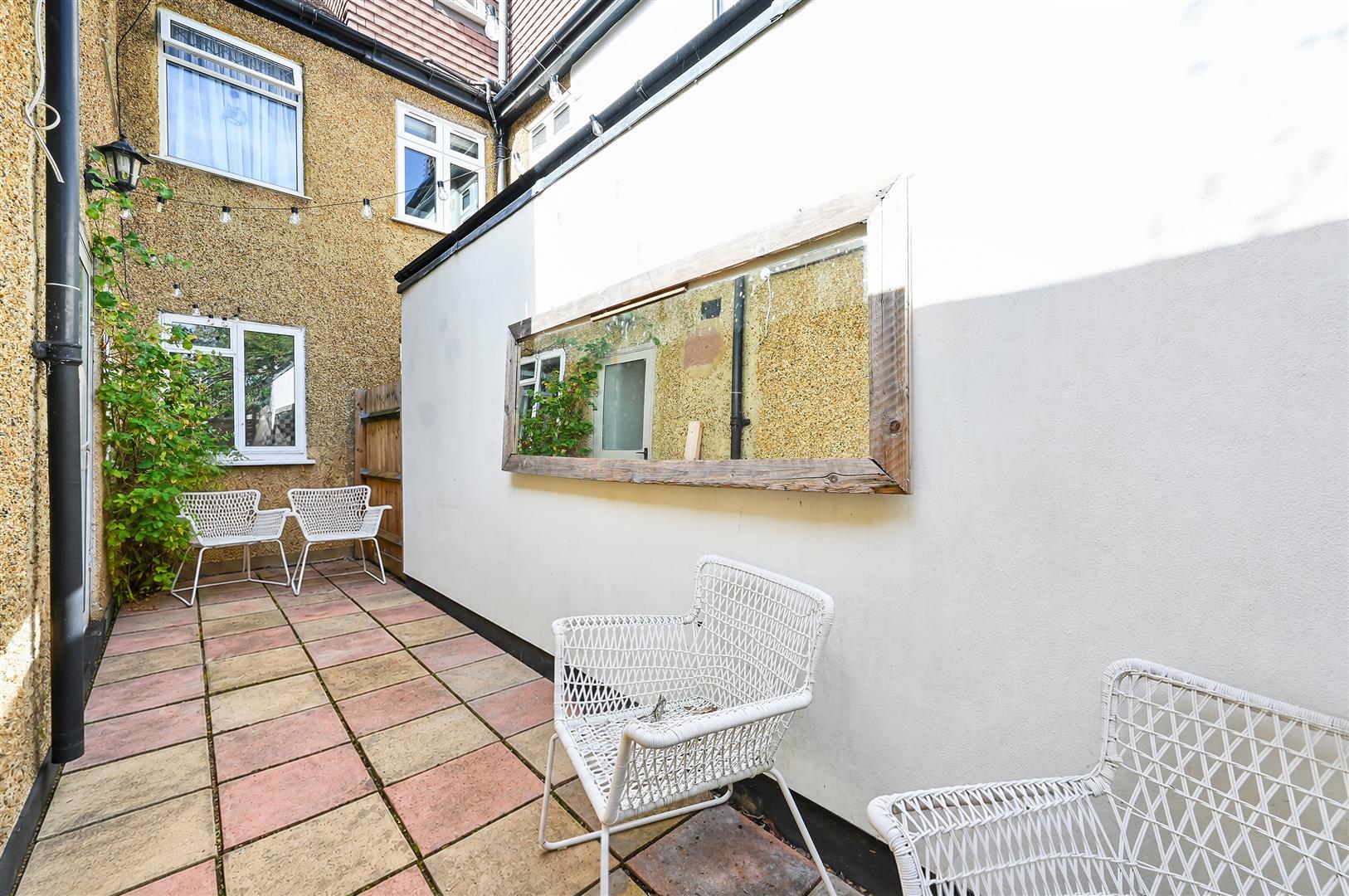 Flat Kimble Road in Greater London