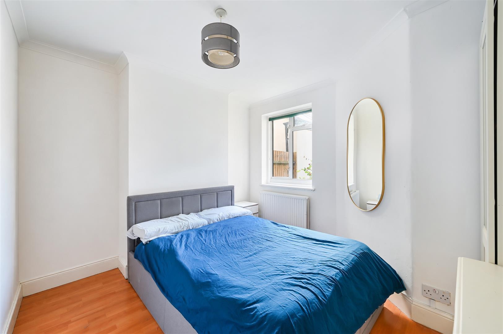 Flat Kimble Road in Greater London
