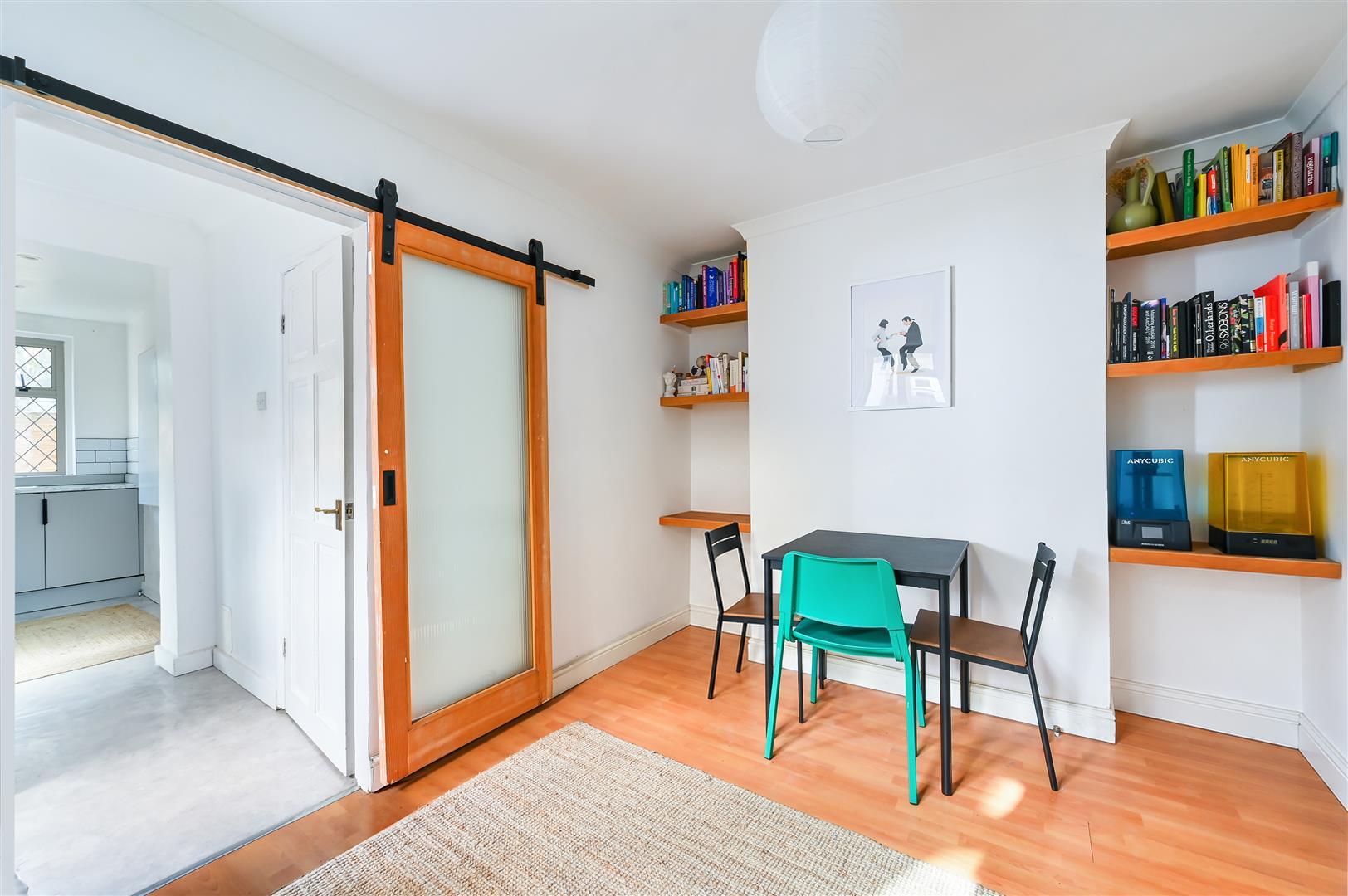 Flat Kimble Road in Greater London