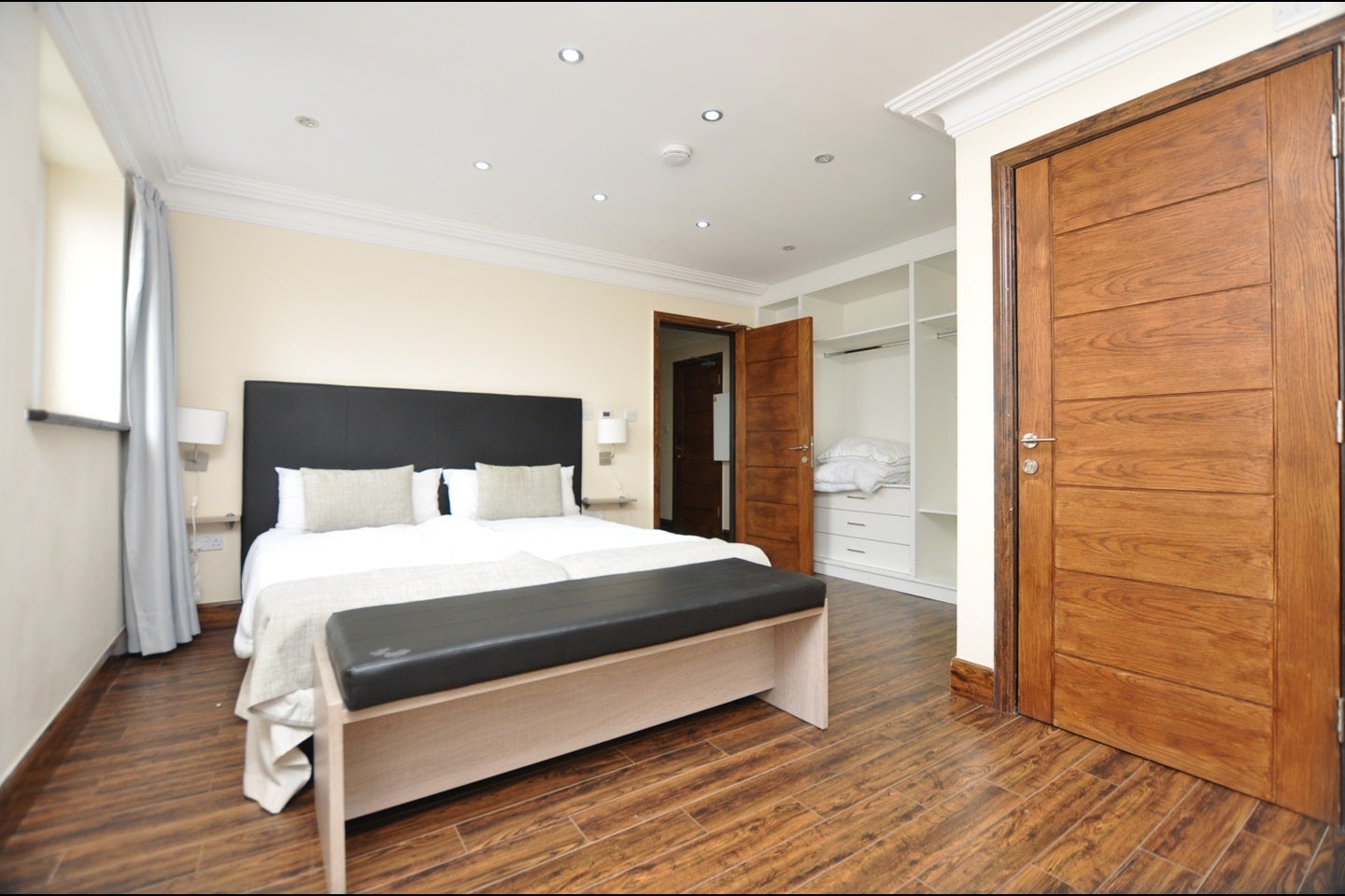 Flat Philpot Street in Greater London