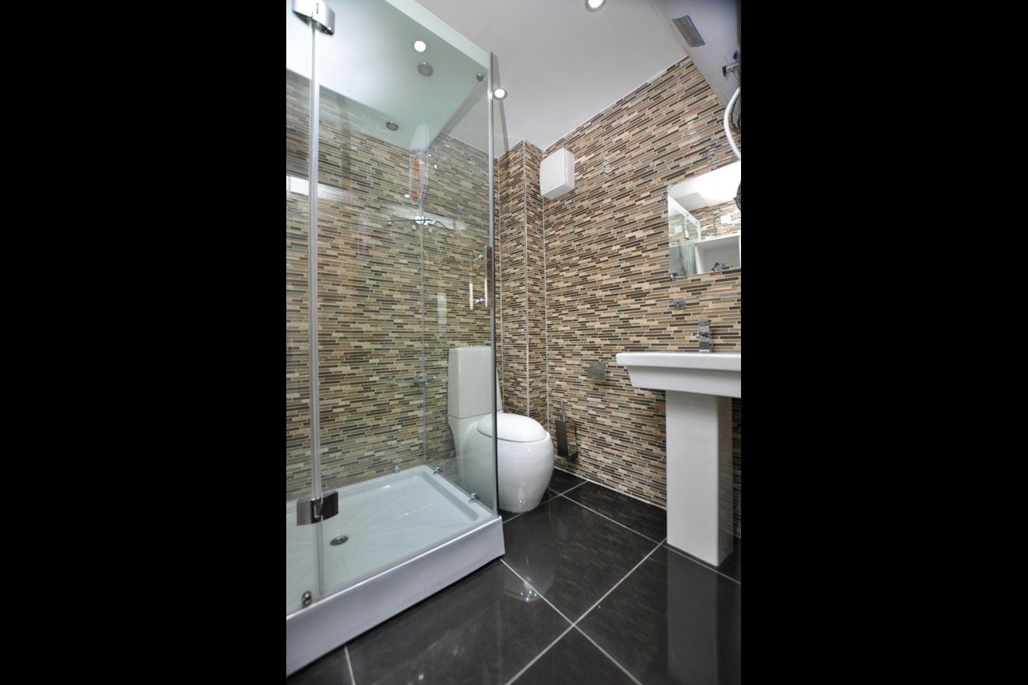Flat Philpot Street in Greater London