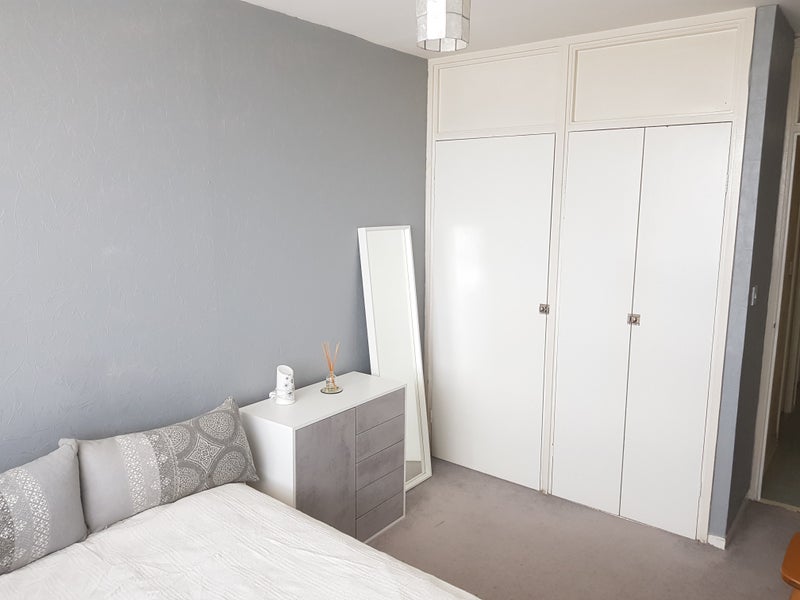 Room Grantham Road in Greater London
