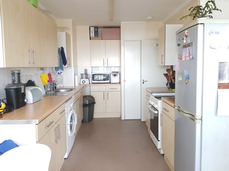 Room Grantham Road in Greater London