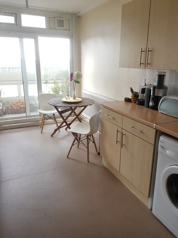 Room Grantham Road in Greater London