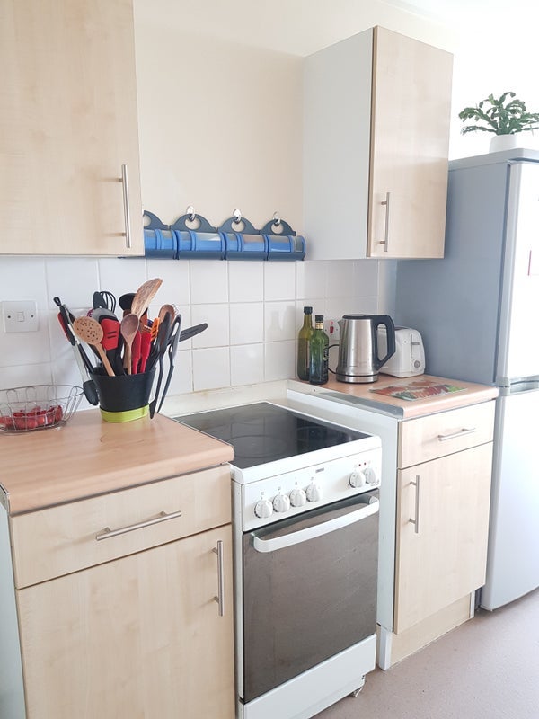 Room Grantham Road in Greater London