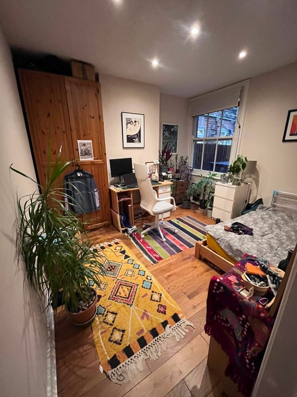 Room Leucha Road in Greater London