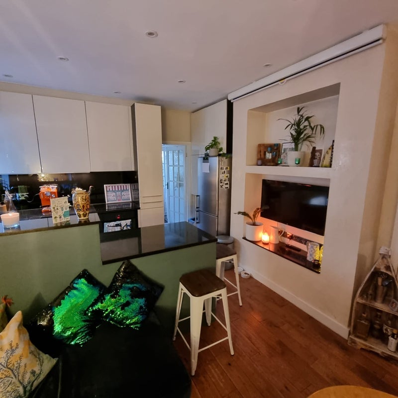 Room Leucha Road in Greater London