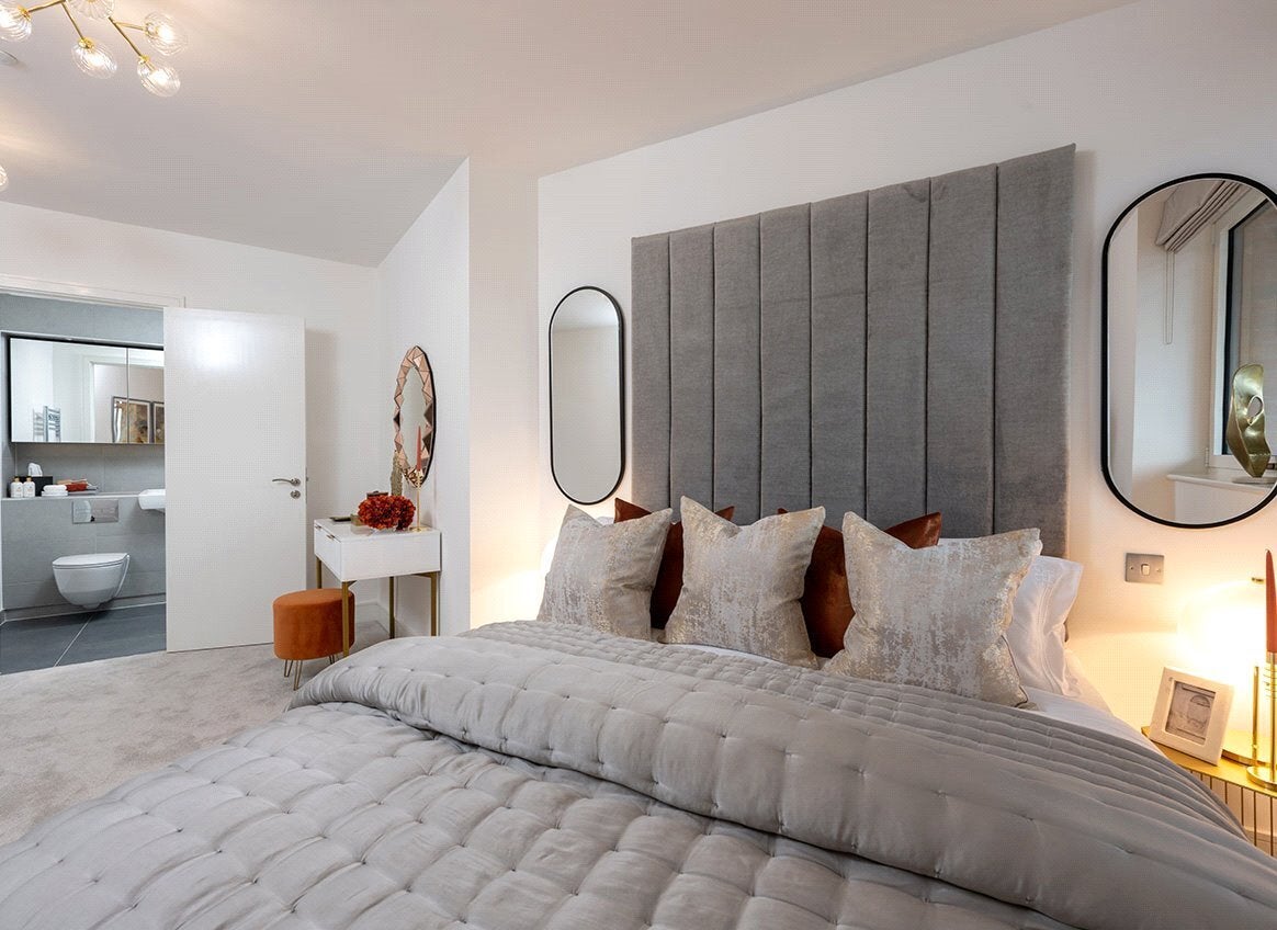 Flat Merrick Road in Greater London