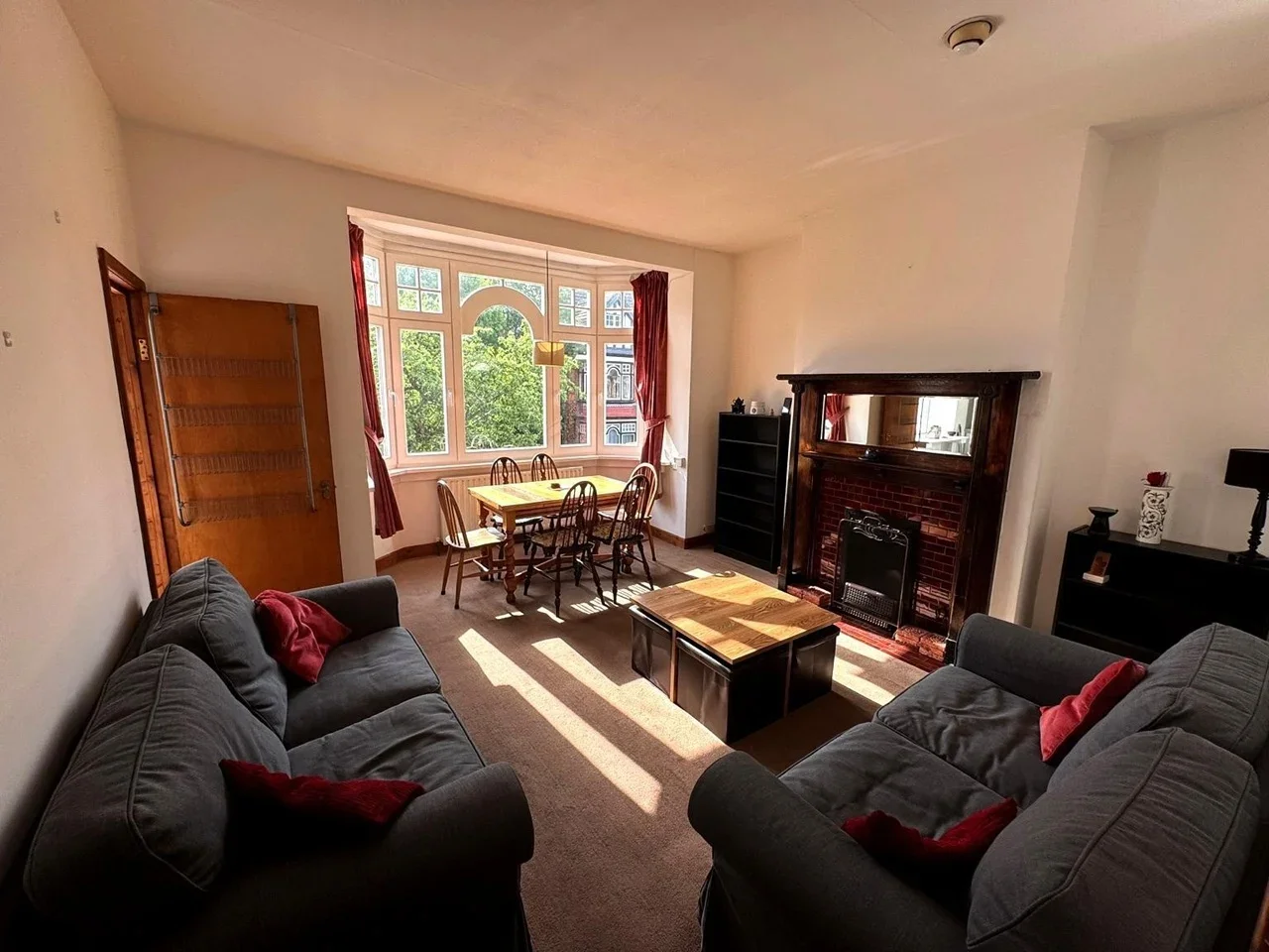Flat Highlands Avenue in Greater London