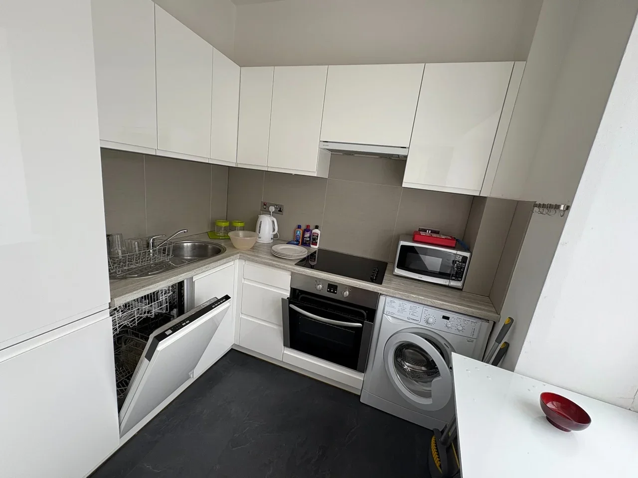 Flat Highlands Avenue in Greater London