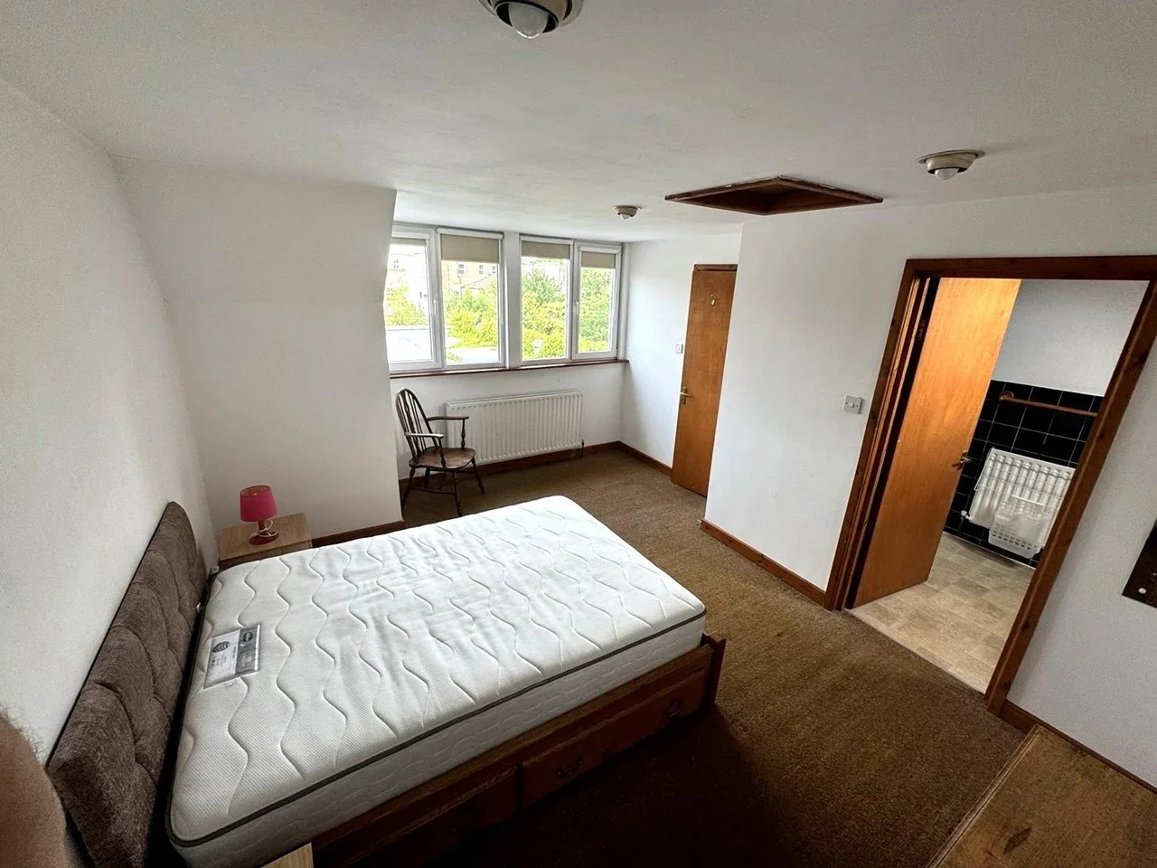 Flat Highlands Avenue in Greater London